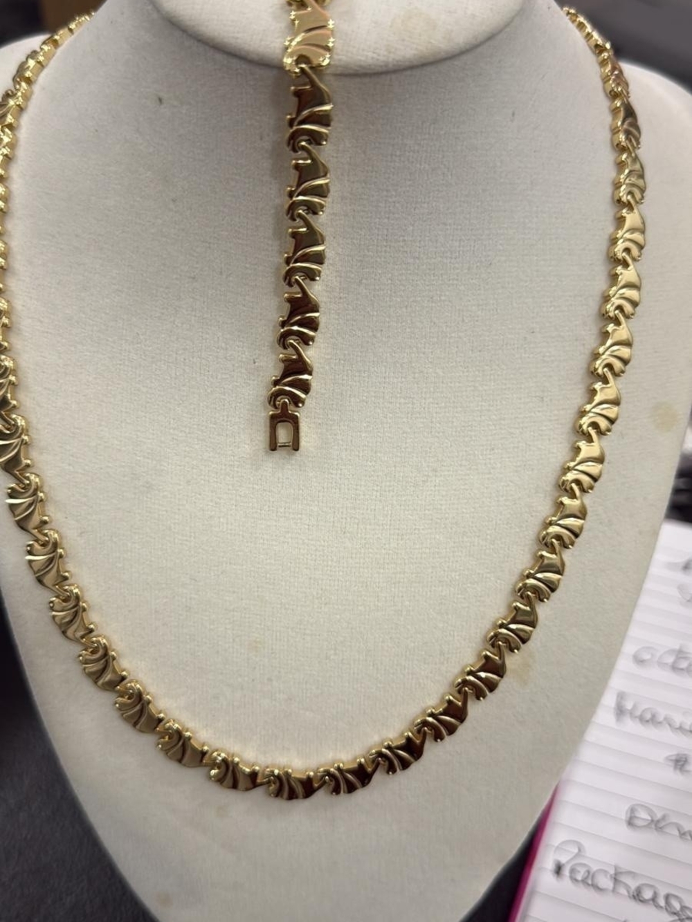 Classic Gold-Tone Linked Women's Set Necklace & Bracelet.